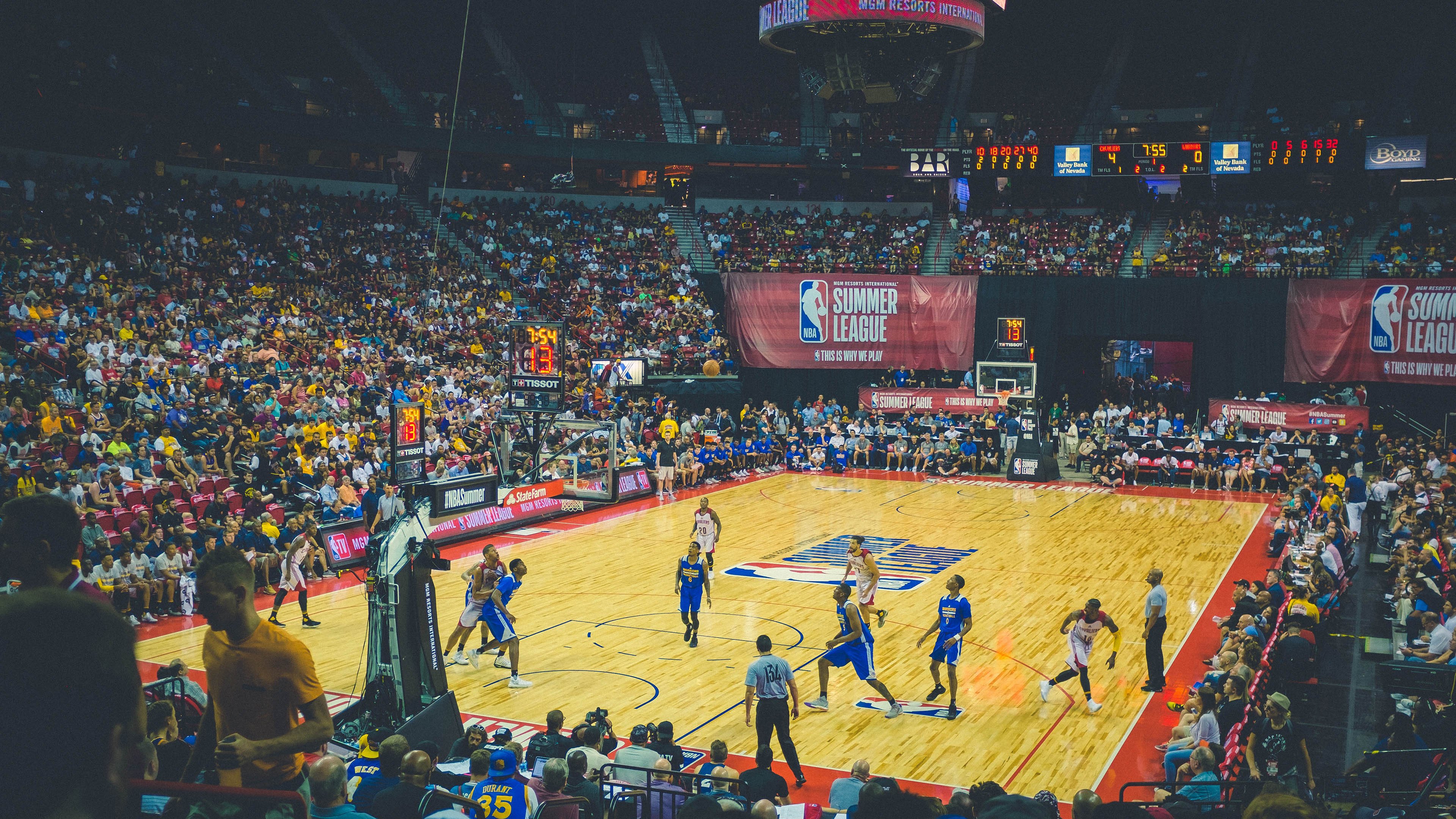 半场比分：54-51，北京队略占优势，比赛悬念不断！，北京队比赛视频直播